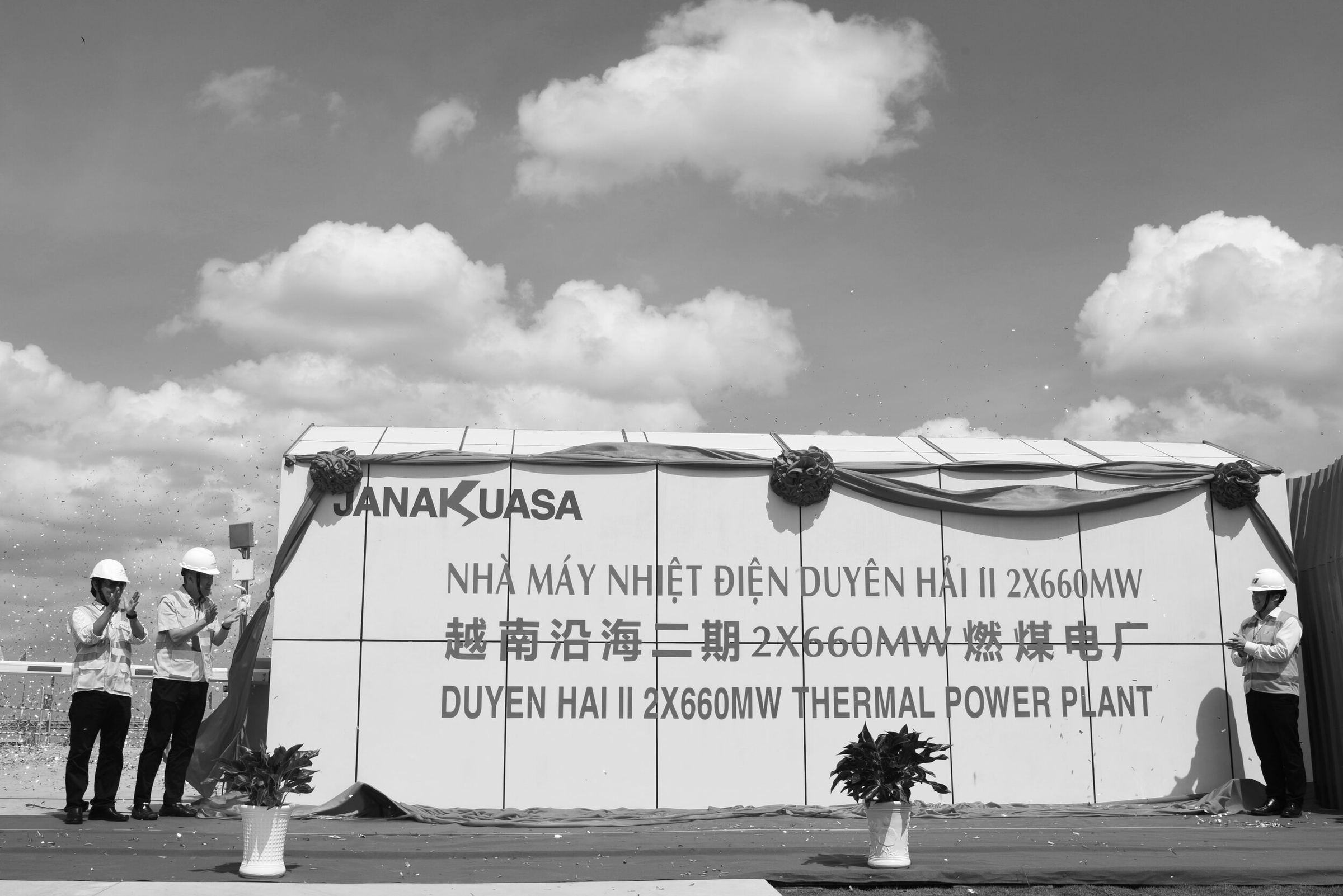 Duyen Hai 2 groundbreaking sign, black and white